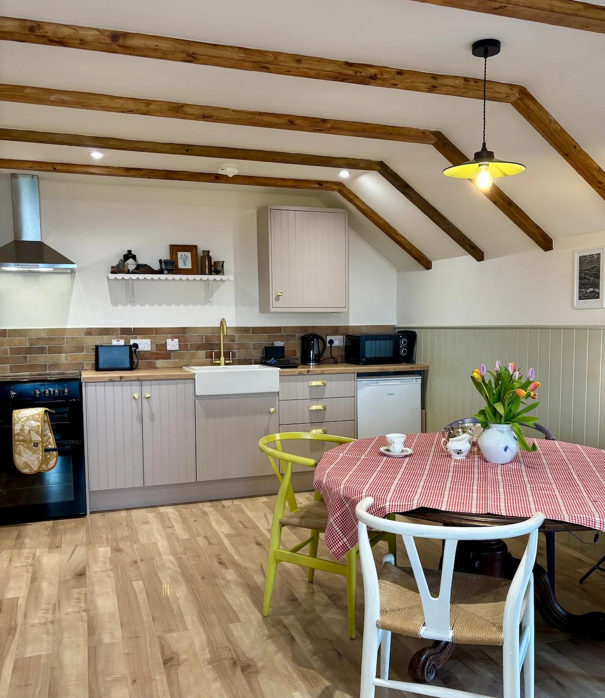 Fully equipped kitchenette with Belfast sink and dining area